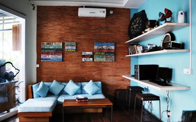 Nau Here Hostel