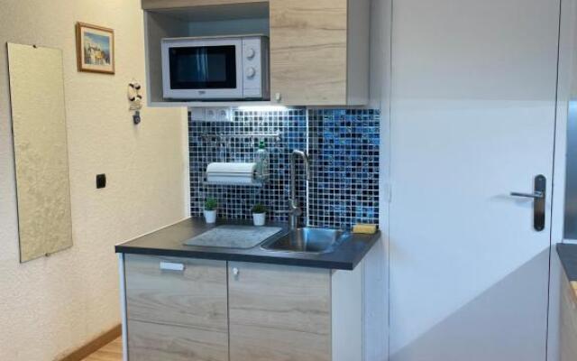 Studio vue port, belle terrasse, piscine