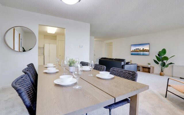 Charming Elegance Crystal City Apartment