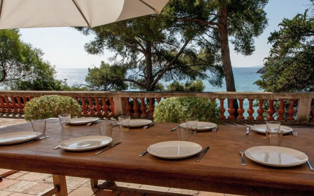 Beautiful Villa in Rayol-Canadel-sur-Mer near Sea