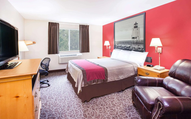 Super 8 by Wyndham West Branch