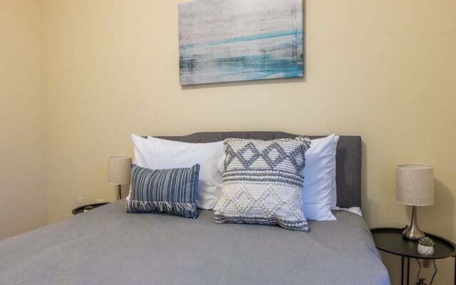 2 BR Suite with balcony by Frontdesk