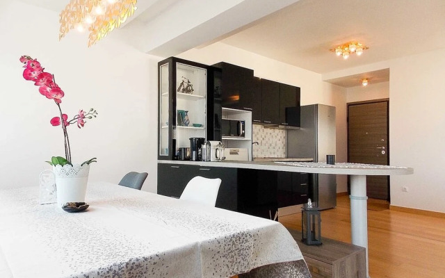 Stylish 2 Bedroom Apartment Spectacular Sea View