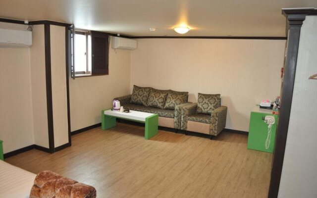 Goodstay Jeonju Wooshin Hotel
