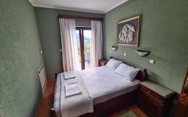 Ante`s Hill House
