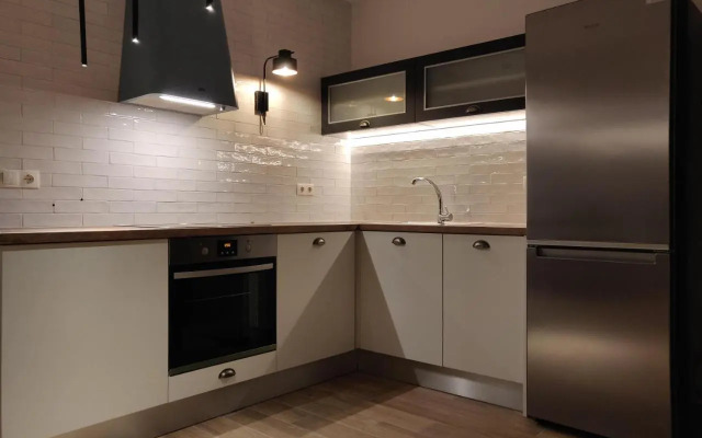 Sunny new lovely apartment 60 meters from the metro
