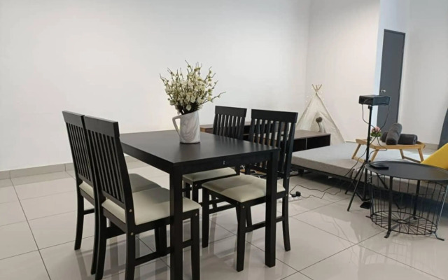 Austin 18, Friendly Sky by HomestayJB