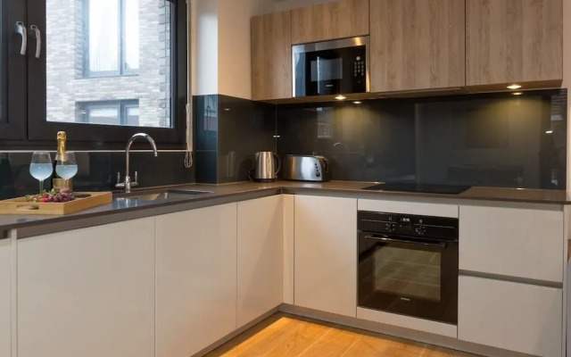 Central Tower Bridge Apartment