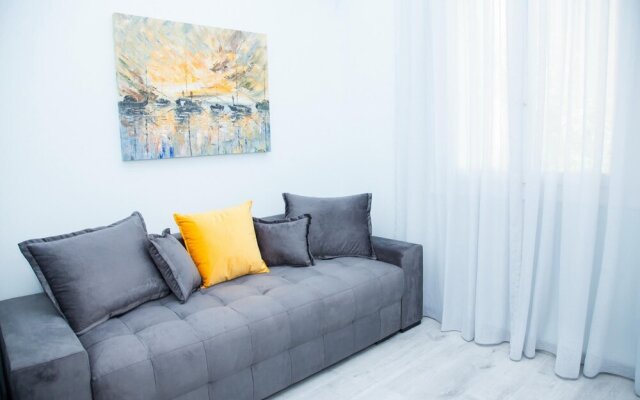 Sunny and Minimal apt in Glyfada With 3 Bdrm
