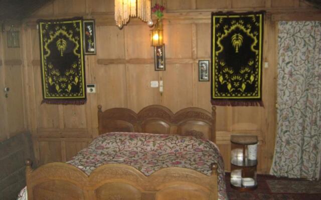 Young Shahzada Group of Houseboats