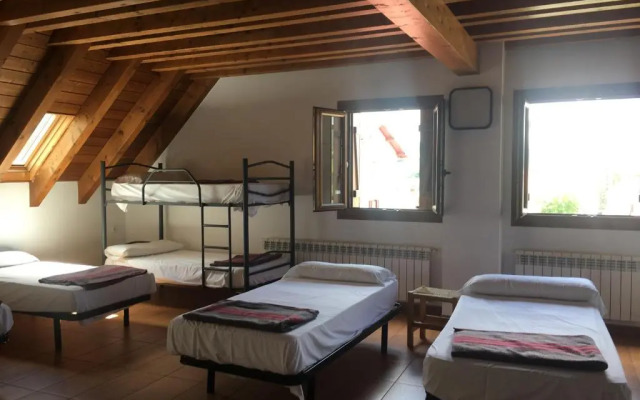 Hostal y Albergue Haizea - Hostel