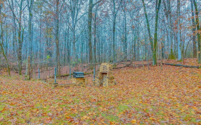 Charming Tennessee Retreat w/ Fireplace & Grill!