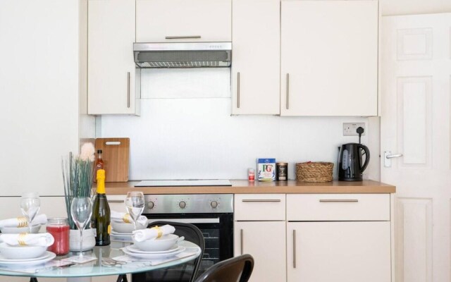 Livestay - 2 Bed Apt, Free Parking in Luton