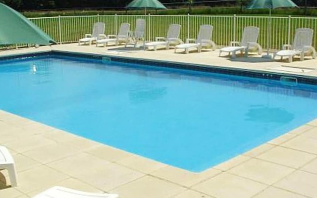 House With 2 Bedrooms in Saint-vincent-la-châtre, With Pool Access, Fu