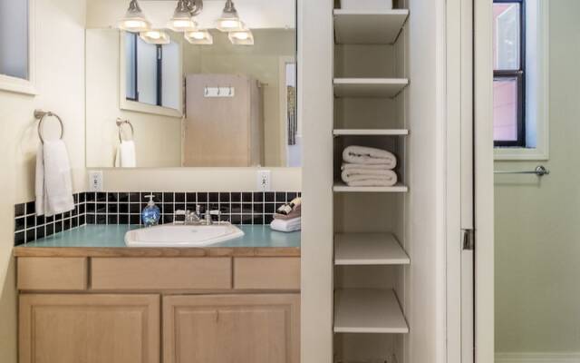 Maple Leaf Lodge 3 Bedroom Home by NW Comfy Cabins by RedAwning