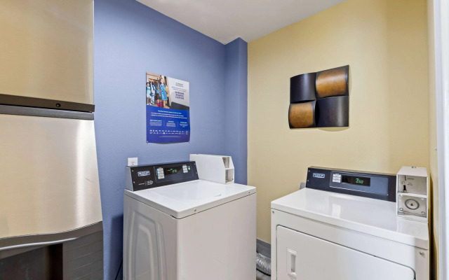 Days Inn & Suites by Wyndham Euless DFW Airport South