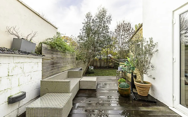 Gorgeous 4-bed Home With a Fireplace and Terrace