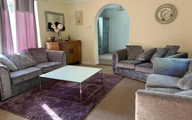 Captivating Bungalow With Garden in High Wycombe
