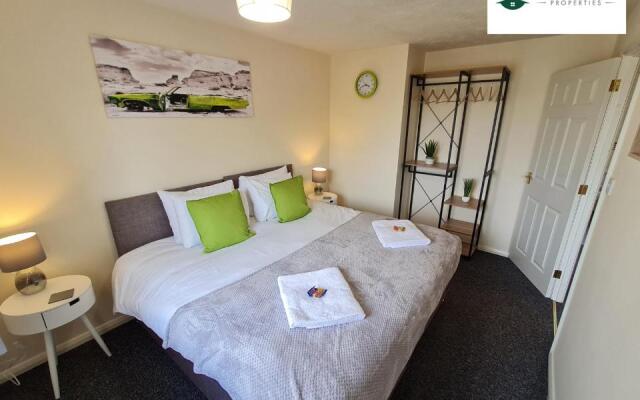 3 Bedroom house near Coventry City Centre with Wi-fi, driveway & garden - 16RWC