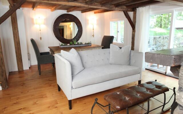 The Deacon & James Pharmacy B&B