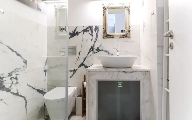 JOIVY Bold & classy 2BR home w/balcony in Baixa, moments from shopping streets