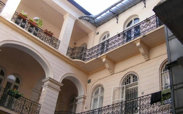 Yolo Hostel