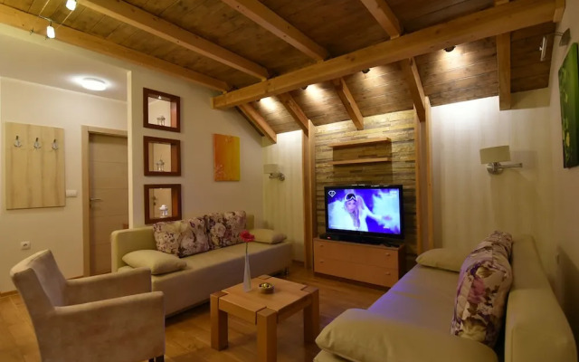Villa Natural Wood
