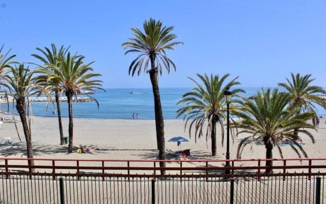 Frontline sea in the center of Puerto Banus.2bedrooms -Garden