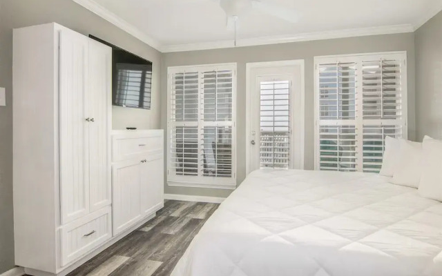 Seascape 2110 2 Bedroom Condo by RedAwning