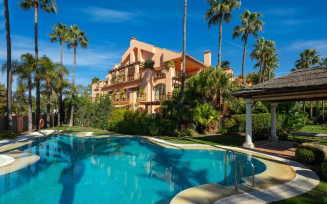 Cubo's Luxury Beach Front Duplex Puerto Banús