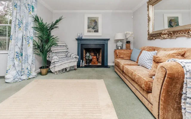 Montpellier House Centrally Located Large Garden - From 300 Per Night