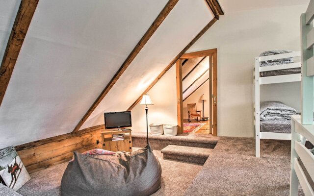 Renovated Farmhouse < 1 Mile to Okemo Mountain!
