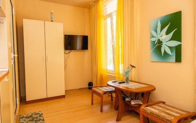 Compact studio with an indoor pool near Cacao Beach