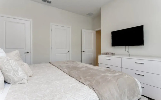 4bed 3Ba Storey Lake Home w. Pool