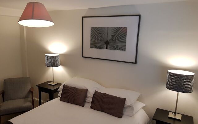 Modern 2 Bedroom Flat in Victoria - Zone 1