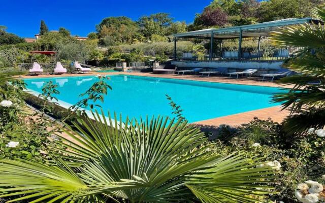 Spoleto-poolside-sleeps-20pool, Jacuzzi, Gardens -a True Fantasy