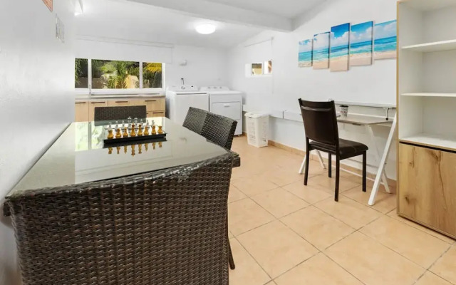 Cozy 3BR Town Home in Gated Community Palm Beach