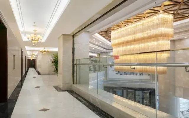 Luoshan Junfu Hotel