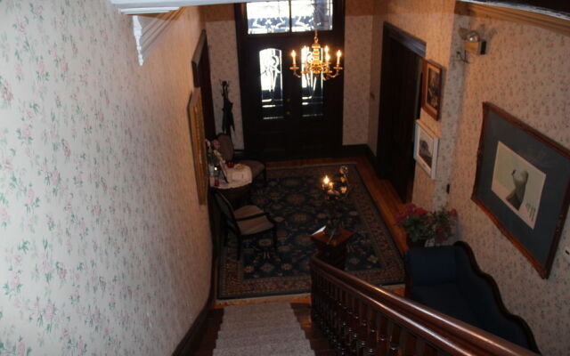Carriage House Inn