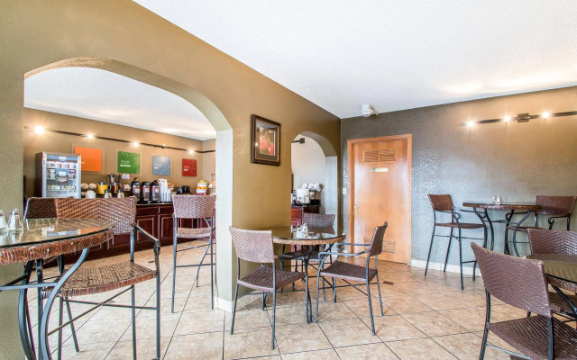 Comfort Inn & Suites Rochelle - DeKalb