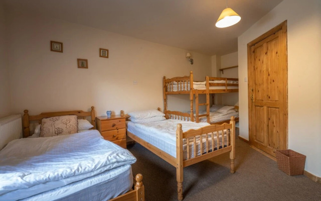 The Holmes Barn - Sleeps 16 - Peak District
