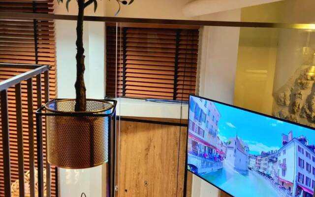 Luxury City Center Loft 2022