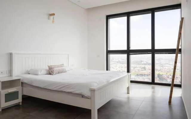 Luxury Penthouse on High Floor with Hot Tub