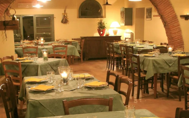 Nice Apartment in Guasticce With Pool