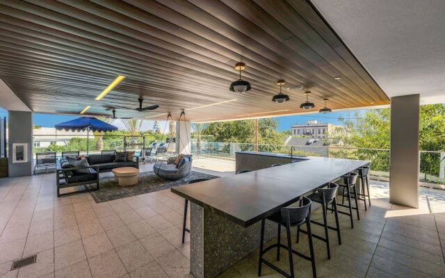 Luxury Apartment in Hollywood