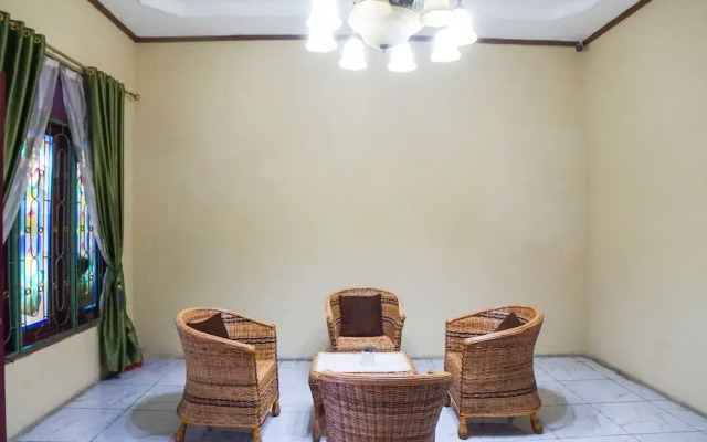 OYO 92075 Sky Residence Mawar