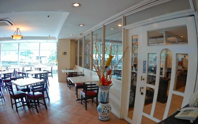 The Golden Peak Hotel & Suites powered by Cocotel