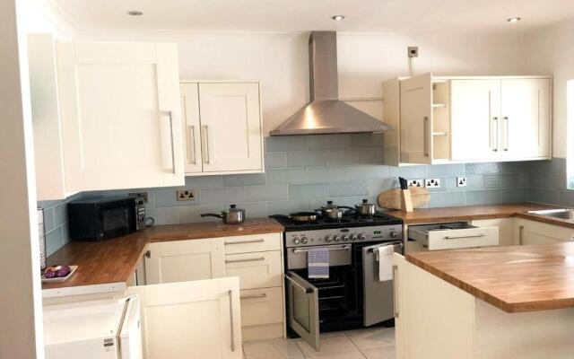 3-bed Semi-detached House, Wifi, Parking, Outdoor Space