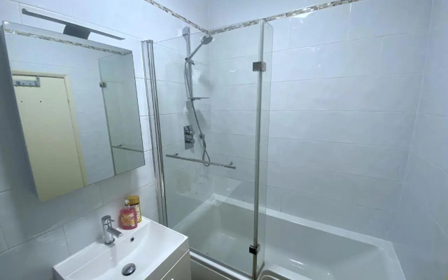 Walk to London Bridge En Suite Apartment with Kitchen