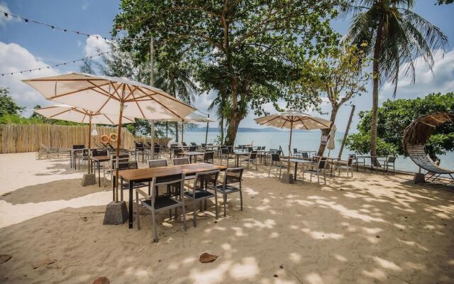 Maroon Studio at the Beachfront